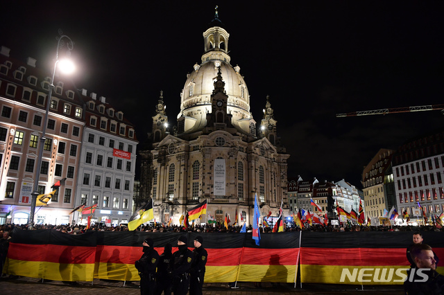 [드레스덴=AP/뉴시스]17일(현지시간) 독일 드레스덴의 프라우엔 교회 앞에서 극우 단체 페기다가 자신들의 극우 견해를 내세우기 위한 대규모 집회를 진행하고 있다. 2020.2.18.