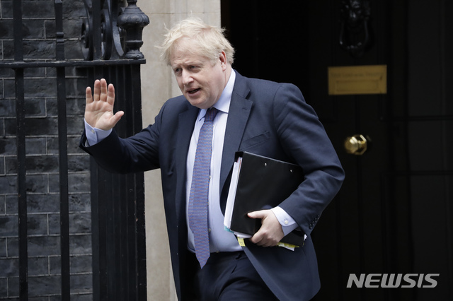 [런던=AP/뉴시스] 지난 2월 12일 런던의 총리 관저를 나오며 기자들에게 인사하는 보리스 존슨 총리. 그는 인종차별, 계급차별의 막말을 글로 쓴 보좌관 앤드루 새비스키를 파면하라는 여론의 압력을 받아왔지만 새비스키는 17일(현지시간) 스스로 사퇴했다.&nbsp; 