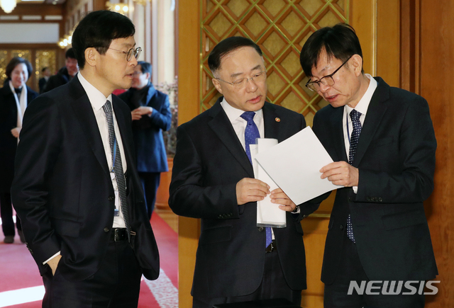 [서울=뉴시스]박영태 기자 = 이호승(왼쪽부터) 경제수석과 홍남기 경제부총리 겸 기획재정부 장관, 김상조 정책실장이 18일 오전 청와대 본관에서 열린 국무회의에 앞서 대화하고 있다. 2020.02.18. since1999@newsis.com