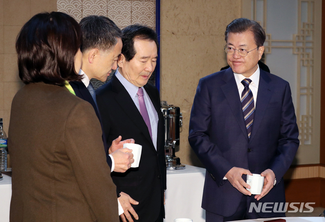 [서울=뉴시스]박영태 기자 = 문재인 대통령이 18일 오전 청와대 본관에서 열린 국무회의 전 박영선(왼쪽부터) 중소벤처기업부 장관, 박능후 보건복지부 장관, 정세균 국무총리와 차담하고 있다. 2020.02.18. since1999@newsis.com