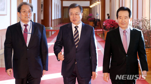 [서울=뉴시스]박영태 기자 = 문재인 대통령이 18일 오전 청와대 본관에서 열린 국무회의에 정세균 국무총리, 노영민 비서실장과 함께 참석하고 있다. 2020.02.18.since1999@newsis.com