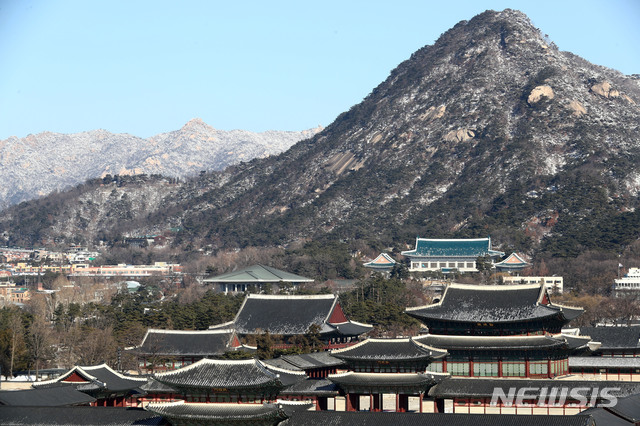 [서울=뉴시스]홍효식 기자 = 18일 오전 서울 종로구 역사박물관에서 바라본 북악산이 눈으로 덮여 있다. 2020.02.18. yesphoto@newsis.com