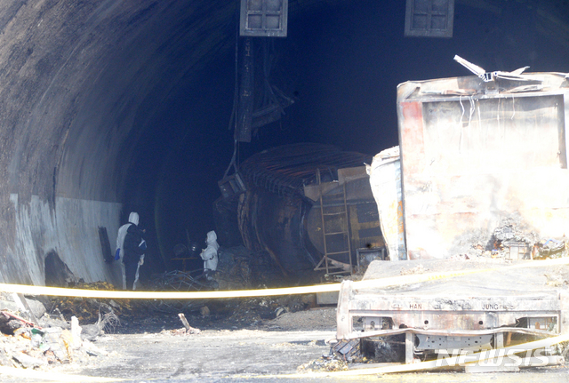 [남원=뉴시스] 김얼 기자= 완주~순천 고속도로 상행선 사매 2터널에서 발생한 다중추돌 사고 현장감식이 실시된 18일 경찰, 소방 관계자들이 분주하게 움직이고 있다. 2020.02.18. pmkeul@newsis.com