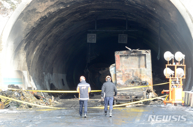 [남원=뉴시스] 김얼 기자= 완주~순천 고속도로 상행선 사매 2터널에서 발생한 다중추돌 사고 현장감식이 실시된 18일 경찰, 소방 관계자들이 분주하게 움직이고 있다. 2020.02.18. pmkeul@newsis.com