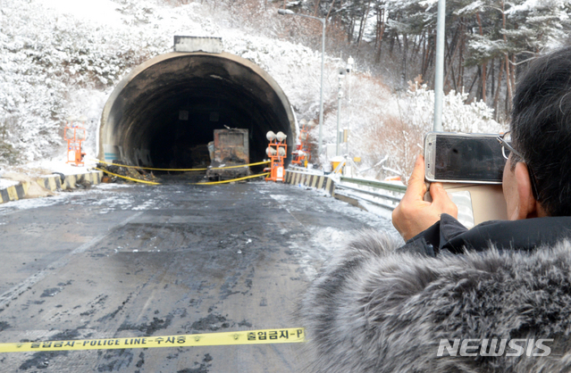 [남원=뉴시스] 김얼 기자= 완주~순천 고속도로 상행선 사매 2터널에서 발생한 다중추돌 사고 현장감식이 실시된 18일 도로교통공사 직원이 사진을 찍고 있다. 2020.02.18.pmkeul@newsis.com