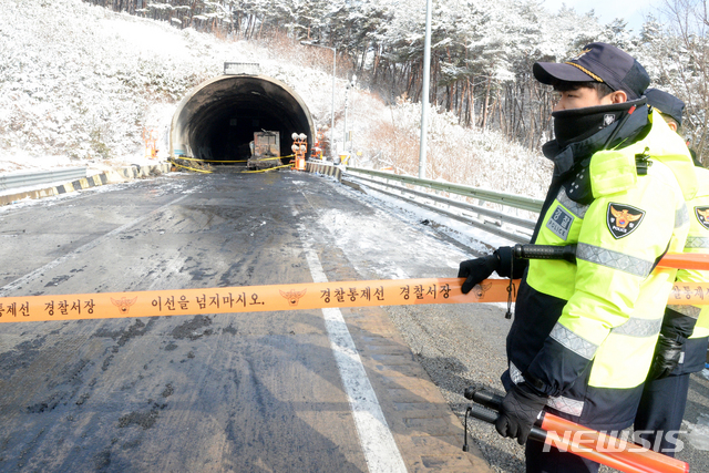 [남원=뉴시스] 김얼 기자= 완주~순천 고속도로 상행선 사매 2터널에서 발생한 다중추돌 사고 현장감식이 실시된 18일 경찰, 소방 관계자들이 분주하게 움직이고 있다. 2020.02.18. pmkeul@newsis.com