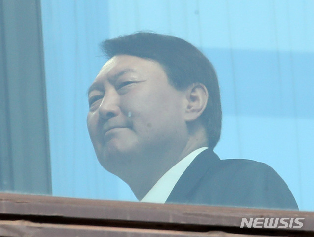 [서울=뉴시스] 고범준 기자 = 윤석열 검찰총장이 18일 서울 서초구 대검찰청에서 구내식당으로 향하고 있다. 2020.02.18.&nbsp; bjko@newsis.com