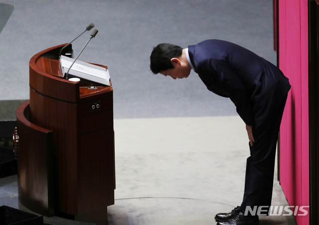 [서울=뉴시스] 장세영 기자 = 이인영 더불어민주당 원내대표가 18일 서울 여의도 국회 본회의장에서 교섭단체 대표연설 전 인사를 하고 있다. 2020.02.18. photothink@newsis.com