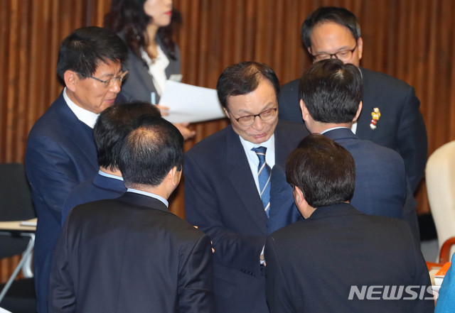 [서울=뉴시스] 장세영 기자 = 이인영 더불어민주당 원내대표가 18일 서울 여의도 국회 본회의장에서 교섭단체 대표연설을 끝내고 이해찬 더불어민주당 대표와 악수를 나누고 있다. 2020.02.18. photothink@newsis.com