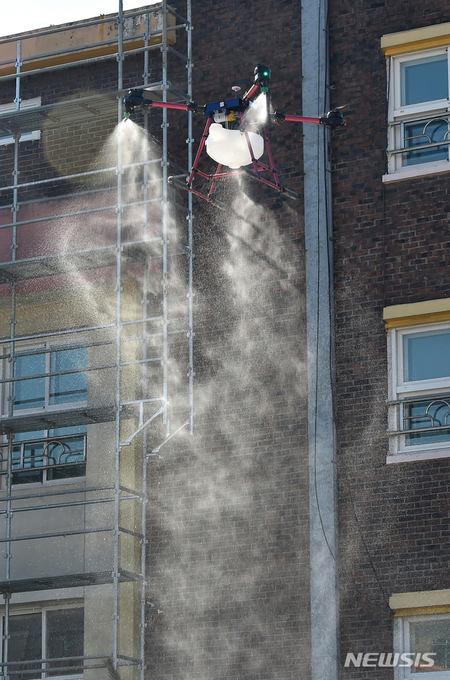 [수원=뉴시스] 김종택 기자 = 신학기를 앞두고 신종 코로나바이러스 감염증(코로나19) 확산 방지를 위해 18일 경기 수원시 장안구 영화초등학교에서 관계자들이 드론을 활용해 방역 작업을 하고 있다. 수원시는 코로나19로 불안해하는 학부모와 학생들의 안전을 위해 관내 사회적 기업 '사람과 자연 협동조합' 및 수원농생명과학고등학교 내 동아리 '더 드론'과 함께 장안구 소재 초.중.고등학교 49곳에서 드론 방역을 실시한다. 2020.02.18.semail3778@naver.com