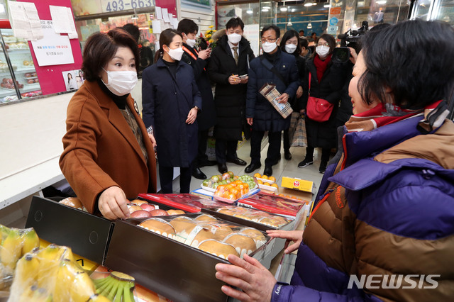 [서울=뉴시스]배훈식 기자 = 김정숙 여사가 18일 오후 신종 코로나바이러스 감염증(코로나19)로 어려움을 겪고 있는 서울 중랑구 동원전통종합시장을 찾아 장을 보고 있다. 2020.02.18. dahora83@newsis.com