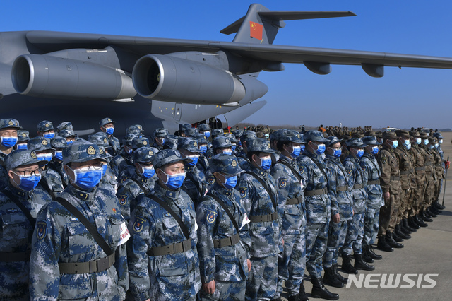 [우한=AP/뉴시스]17일(현지시간) 중국 후베이성 우한에 의료 지원차 도착한 군 의료진이 톈허 국제공항에 도착해 도열하고 있다. 중국 국가위생건강위원회는 17일 하루 전국의 신종 코로나바이러스 감염증(코로나19) 확진자가 1천886명 늘고 사망자는 98명 증가했다고 18일 발표했다. 이에 따라 17일 기준 코로나19 누적 확진자는 7만2천436명이며 사망자는 1천868명으로 집계됐다. 2020.02.18.