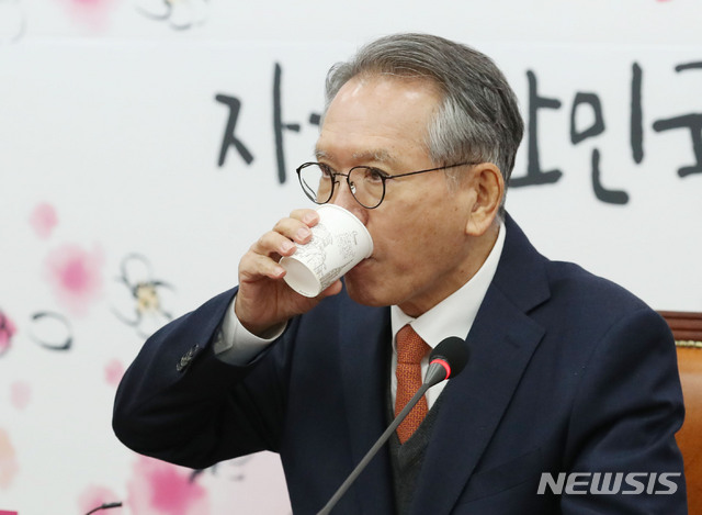 [서울=뉴시스] 김진아 기자 = 김형오 미래통합당 공천관리위원장이 18일 서울 여의도 국회에서 인재영입 관련 발표를 하기 전 물을 마시고 있다. 2020.02.18. bluesoda@newsis.com