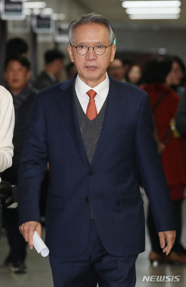 [서울=뉴시스] 김진아 기자 = 김형오 미래통합당 공천관리위원장이 18일 서울 여의도 국회에서 인재영입 관련 발표를 위해 회견장으로 향하고 있다. 2020.02.18. bluesoda@newsis.com