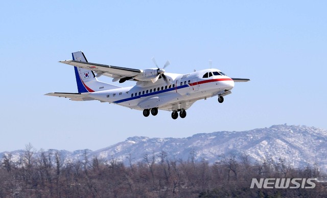 [서울=뉴시스]신종 코로나바이러스 감염증(코로나19)이 발생해 일본 요코하마항에 정박 중인 크루즈선 '다이아몬드 프린세스호'의 한국인 귀국 희망자를 수송할 정부 전용기(VCN-235)가 18일 오후 경기도 성남시 서울공항에서이륙하고 있다. (사진=공군 제공) 2020.02.18.&nbsp; photo@newsis.com