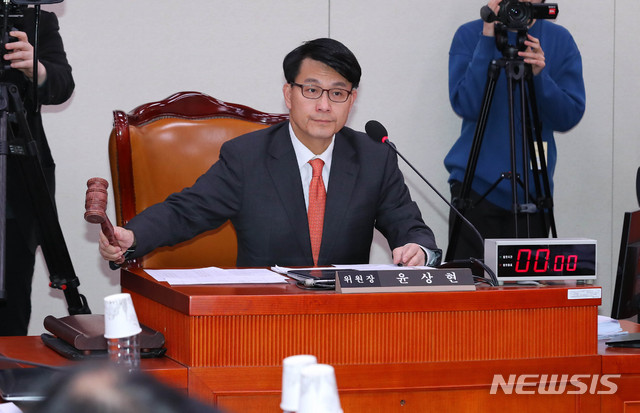 [서울=뉴시스] 장세영 기자 = 윤상현 미래통합당 국회 외교통일위원장이 18일 서울 여의도 국회 외교통일위원회 전체회의에 참석해 의사봉을 두드리고 있다. 2020.02.18. photothink@newsis.com