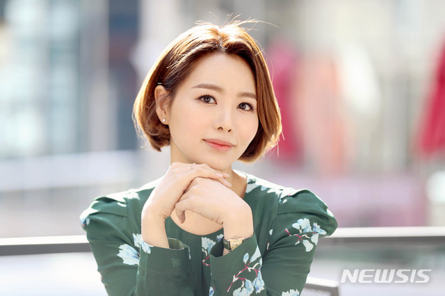[서울=뉴시스]김병문 기자 = 뮤지컬 배우 이지혜가 18일 오후 서울 중구 충무아트센터에서 뉴시스와 인터뷰 후 포즈를 취하고 있다. 2020.02.19. dadazon@newsis.com