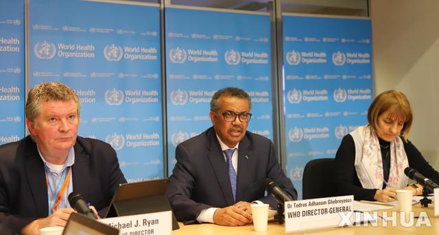 [제네바=신화/뉴시스]테워드로스 아드하놈 거브러여수스(가운데) 세계보건기구(WHO) 사무총장이 17일(현지시간) 스위스 제네바의 WHO 본부에서 기자회견을 하고 있다. 거브러여수스 사무총장은 "중국에서 더 많은 자료가 들어오면서 신종 코로나바이러스 감염증(코로나19) 발병에 관해 더 명확한 그림을 얻기 시작했다"고 밝혔다. 그는 "중국이 4만4000건 이상의 코로나19 확진 사례에 대한 구체적 데이터를 담은 논문을 발표하면서 감염된 사람들의 연령대, 질병의 중증도, 사망률 등에 관한 구체적인 정보를 얻게 됐다"라고 말했다. 2020.02.18.