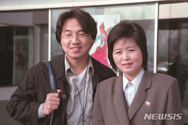 [서울=뉴시스] 기자 시절 평양 취재길에 올랐던 저자. 북한 안내원 김성혜 씨와 함께. 이 안내원은 후에 북한 통일전선부 통일책략실장까지 올랐다. (사진=임종진 제공) 2020.02.29. photo@newsis.com