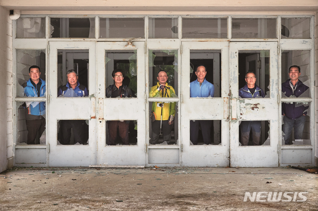 [서울=뉴시스] 저자 임종진과 사진치유과정을 함께한 5.18 고문피해자들. (사진=임종진 제공) 2020.02.29. photo@newsis.com