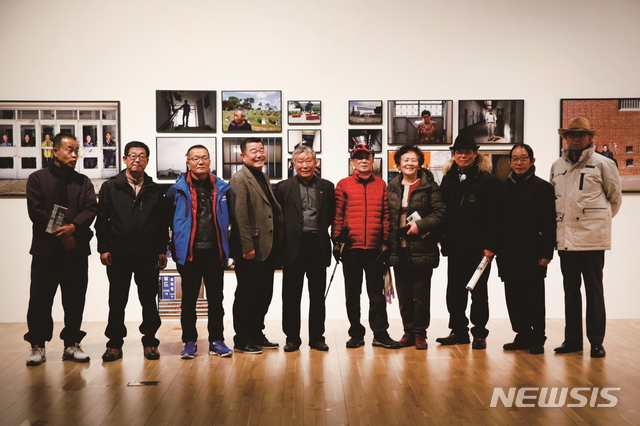 [서울=뉴시스] 저자 임종진과 사진치유과정을 함께한 5.18 고문피해자, 간첩 조작사건 피해자들. (사진=임종진 제공) 2020.02.29. photo@newsis.com