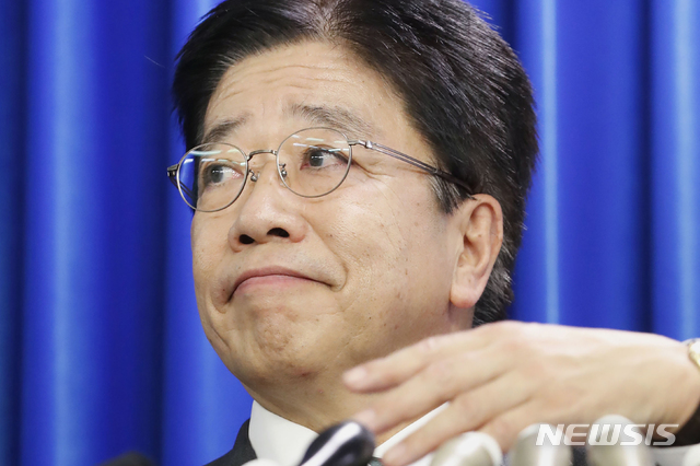 [도쿄=AP/뉴시스]가토 가쓰노부 일본 후생노동상이 지난 15일 도쿄 도내에서 기자회견을 열고 신종 코로나바이러스 감염증(코로나19)에 대해 말하고 있다. 2019.02.19.