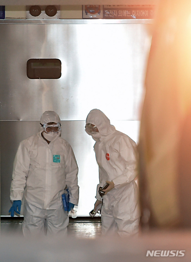 [대구=뉴시스] 이무열 기자 = 신종 코로나바이러스 감염증(코로나19) 31번째 확진자가 입원했던 것으로 알려진 한 병원에서 지난 2월 119구급대원들이 구급차를 이용해 병원에 남은 환자를 타 병원으로 이송하고 있다. 2020.02.18.lmy@newsis.com