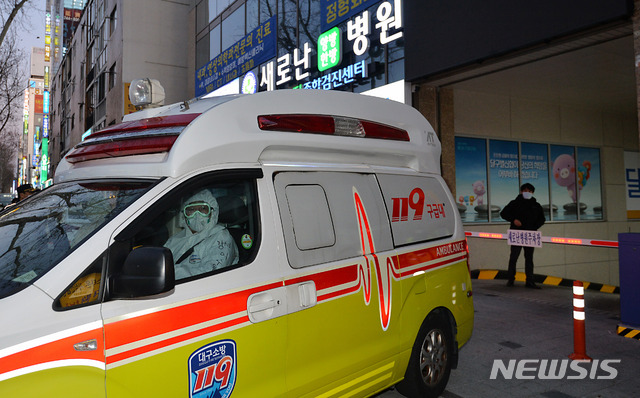 [대구=뉴시스] 이무열 기자 = 신종 코로나바이러스 감염증(코로나19) 31번째 확진자가 입원했던 것으로 알려진 대구 수성구 범어동 새로난한방병원은 18일 오후 119구급대원들이 구급차를 이용해 병원에 남은 환자를 타 병원으로 이송하고 있다. 2020.02.18.lmy@newsis.com