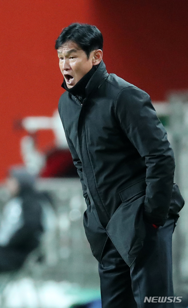 [서울=뉴시스]박주성 기자 = 18일 오후 서울 상암 월드컵경기장에서 열린 2020년 아시아챔피언스리그(ACL) FC서울 대 멜버른 빅토리의 경기에서 서울 최용수 감독이 선수들에게 작전 지시를 하고 있다. 2020.02.18. park7691@newsis.com