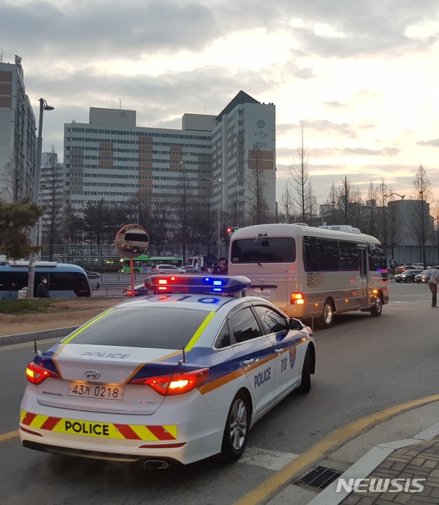 [서울=뉴시스] 이창환 기자=19일 오전 7시21분께 크루즈선 '다이아몬드 프린세스호'에서 하선한 우리 국민 6명과 일본인 배우자 1명을 태운 버스가 서울김포비지니스항공센터(SGBAC)를 빠져나가고 있다. 2020.02.19. leech@newsis.com