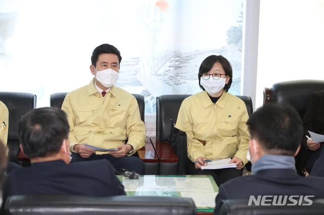 [포항=뉴시스] 강진구 기자 = 이강덕 경북 포항시장은 19일 오전 긴급 기자간담회를 열어 "인근 대구지역에서 10명, 영천지역에서 3명의 확진자가 추가로 발생하는 등 ‘코로나19’가 확산 기미를 보임에 따라 동원 가능한 모든 자원을 총 동원해 지역유입을 차단하는 데 최선을 다하겠다"고 강조했다.(사진=포항시 제공) 2020.02.19. photo@newsis.com