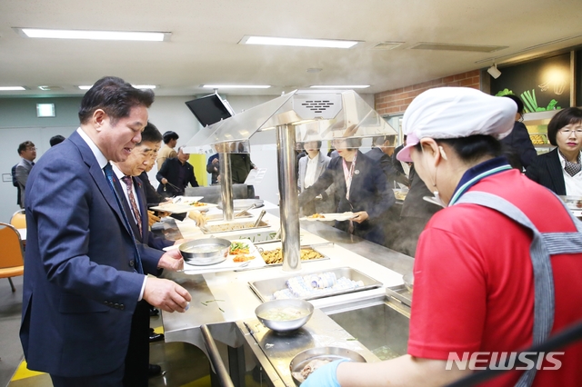 [안양=뉴시스] 박석희 기자 =안양시청 구내식당 식사 시간 전경. 