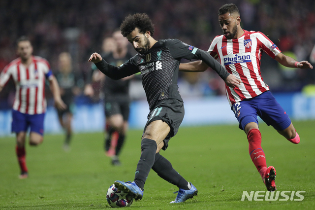 [마드리드=AP/뉴시스] 리버풀 공격수 모하메드 살라가 지난 아틀레티코 마드리드와 UEFA 챔피언스리그 16강 1차전에서 돌파를 시도하고 있다. 2020.02.18.