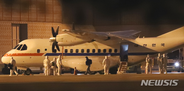 [서울=뉴시스] 고범준 기자 = 신종 코로나바이러스 감염증(코로나19) 발병으로 크루즈선 '다이아몬드 프린세스'호에 격리되어 있던 교민이 19일 오전 서울 강서구 김포국제공항에 도착한 대통령 전용기(공군3호기)에서 내리고 있다. 2020.02.19.&nbsp; bjko@newsis.com