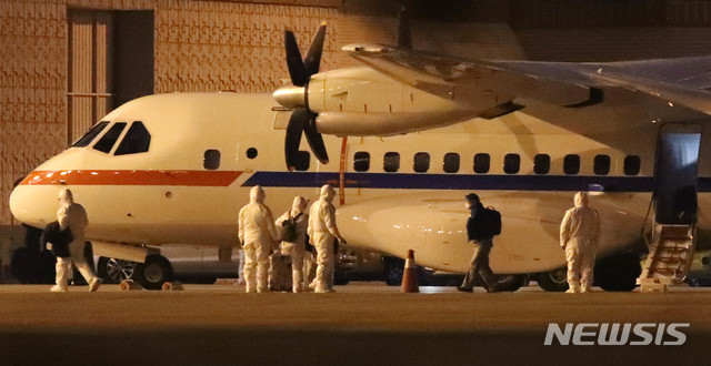 [서울=뉴시스] 고범준 기자 = 신종 코로나바이러스 감염증(코로나19) 발병으로 크루즈선 '다이아몬드 프린세스'호에 격리되어 있던 탑승자가 19일 오전 서울 강서구 김포국제공항에 도착한 대통령 전용기(공군3호기)에서 내리고 있다. 2020.02.19.&nbsp; bjko@newsis.com 
