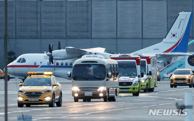 [서울=뉴시스] 고범준 기자 = 신종 코로나 바이러스 감염증(코로나19)발병으로 크루즈선 '다이아몬드 프린세스'호에 격리되어 있던 국민들이 탑승한 대통령 전용기(공군3호기)가 19일 오전 서울 강서구 김포국제공항에 도착, 이들을 태운 버스와 구급차들이 국립인천공항검역소 내에 마련된 임시생활 시설로 향하고 있다. 2020.02.19. bjko@newsis.com