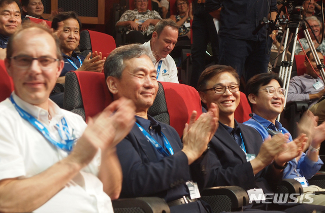 [서울=뉴시스]정병선 과학기술정보통신부 제1차관과 임철호 한국항공우주연구원 원장이 18일(현지시간) 남미 프랑스령 기아나의 기아나우주센터에서 천리안위성 2B호 발사 성공을 축하하고 있다. 천리안 2B호는 2018년 12월에 발사한 기상관측용 천리안위성 2A호의 쌍둥이 위성으로 불린다. 세계 최초로 정지궤도에서 동아시아 지역의 미세먼지 유발 물질과 각종 대기오염 물질을 주간 상시 관측한다. (사진=한국항공우주연구원 제공) 2020.02.19. photo@newsis.com