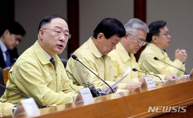 [서울=뉴시스]김병문 기자 = 홍남기(왼쪽) 경제부총리 겸 기획재정부 장관이 19일 오전 서울 영등포구 한국수출입은행 대회의실에서 열린 '제7차 코로나19 대응 경제관계장관회의 겸 제5차 경제활력대책회의'에 참석해 발언을 하고 있다. 2020.02.19.&nbsp; dadazon@newsis.com