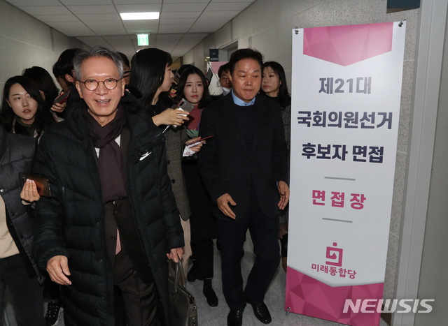 [서울=뉴시스] 고승민 기자 = 김형오 미래통합당 공천관리위원장이 19일 서울 여의도 국회 의원회관에서 열린 국회의원선거 후보자 면접장으로 들어서며 취재진의 질문에 답하고 있다. 2020.02.19.kkssmm99@newsis.com