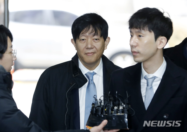 [서울=뉴시스] 최동준 기자 = 이재웅(왼쪽) 쏘카 대표, 박재욱 VCNC 대표가 19일 오전 서울 서초구 서울중앙지방법원에서 열린 '타다' 불법 운영 혐의 1심 선고 공판에 출석하고 있다. 2020.02.19. photocdj@newsis.com