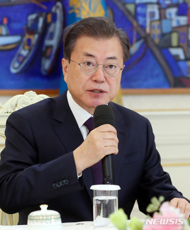 [서울=뉴시스]배훈식 기자 = 문재인 대통령이 19일 청와대 본관에서 열린 시·도 교육감 초청 간담회에 참석해 발언하고 있다. 2020.02.19.&nbsp; dahora83@newsis.com