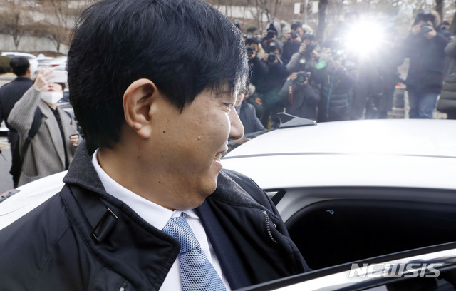 [서울=뉴시스] 최동준 기자 = 이재웅 쏘카 대표가 19일 오전 서울 서초구 서울중앙지방법원에서 열린 '타다' 불법 운영 혐의 1심 선고 공판에서 무죄를 선고 받은 후 차량에 탑승하고 있다. 2020.02.19.&nbsp; photocdj@newsis.com