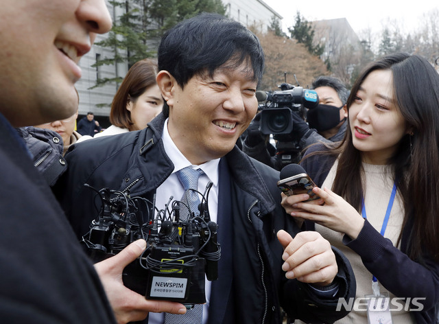 [서울=뉴시스] 최동준 기자 = 이재웅 쏘카 대표가 19일 오전 서울 서초구 서울중앙지방법원에서 열린 '타다' 불법 운영 혐의 1심 선고 공판에서 무죄를 선고 받은 후 법원을 나오면서 기자들 질문을 받고 있다. 2020.02.19.&nbsp; photocdj@newsis.com