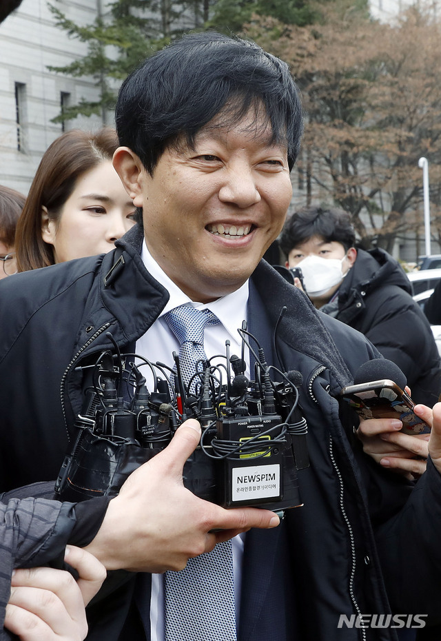 [서울=뉴시스] 최동준 기자 = 이재웅 쏘카 대표가 19일 오전 서울 서초구 서울중앙지방법원에서 열린 '타다' 불법 운영 혐의 1심 선고 공판에서 무죄를 선고 받은 후 법원을 나오면서 기자들 질문을 받고 있다. 2020.02.19.&nbsp; photocdj@newsis.com