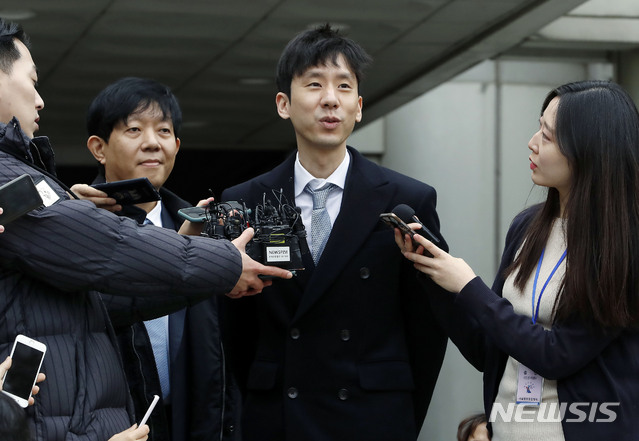 [서울=뉴시스] 최동준 기자 = 이재웅(가운데 2명 중 왼쪽) 쏘카 대표, 박재욱 VCNC 대표가 19일 오전 서울 서초구 서울중앙지방법원에서 열린 '타다' 불법 운영 혐의 1심 선고 공판에서 무죄를 선고 받은 후 취재진 질문에 답변하고 있다. 2020.02.19. photocdj@newsis.com