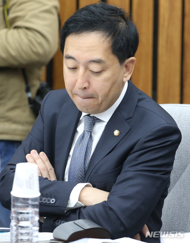 [서울=뉴시스]김명원 기자 = 금태섭 더불어민주당 의원이 19일 오전 서울 여의도 국회 제3회의장에서 열린 대법관 노태악 임명동의안 심사를 위한 인사청문회에 참석해 생각에 잠겨 있다. 2020.02.19.&nbsp; kmx1105@newsis.com 