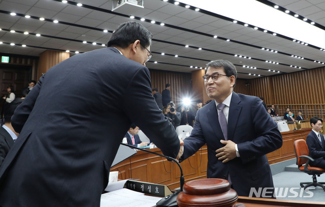 [서울=뉴시스] 김진아 기자 = 노태악 대법관 후보자가 19일 서울 여의도 국회에서 열린 임명동의안 심사를 위한 인사청문회에서 정성호 위원장에게 선서문을 전달하고 있다. 2020.02.19. bluesoda@newsis.com