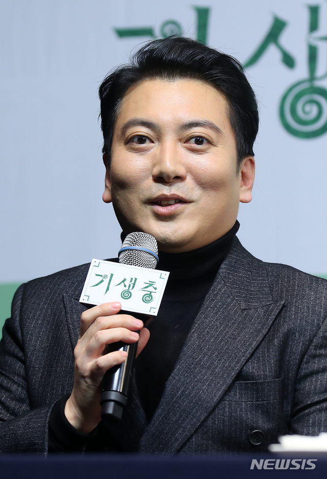 [서울=뉴시스]전신 기자 = 배우 박명훈이 19일 서울 중구 웨스틴조선호텔에서 열린 영화 기생충 기자회견에서 소감을 밝히고 있다. 2020.02.19. photo1006@newsis.com