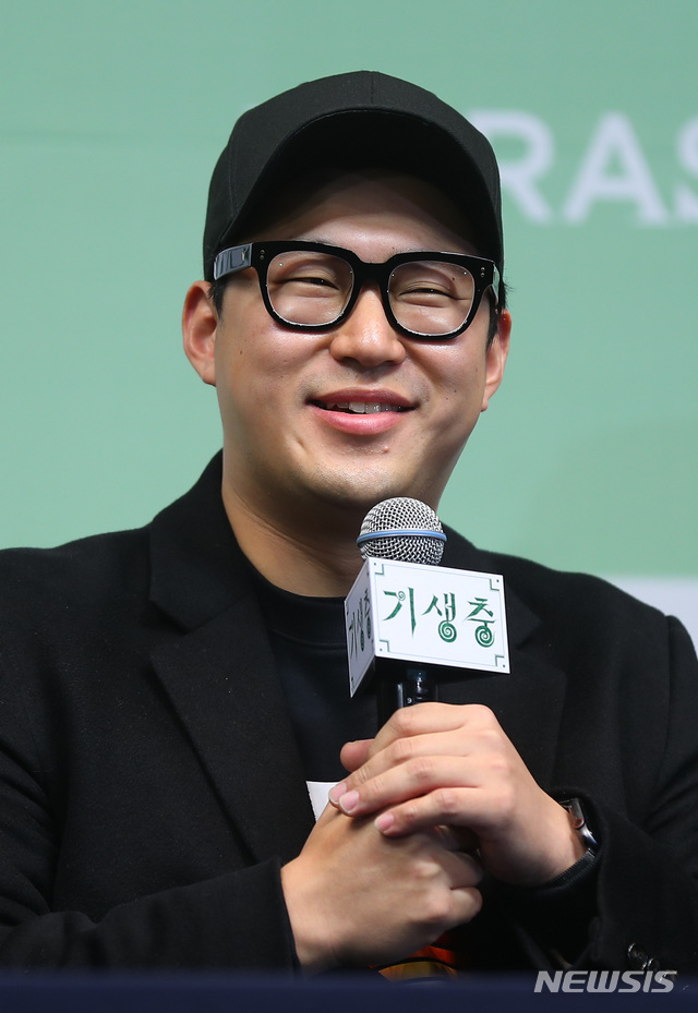 [서울=뉴시스]전신 기자 = 한진원 작가가 19일 서울 중구 웨스틴조선호텔에서 열린 영화 기생충 기자회견에서 소감을 밝히고 있다. 2020.02.19. photo1006@newsis.com
