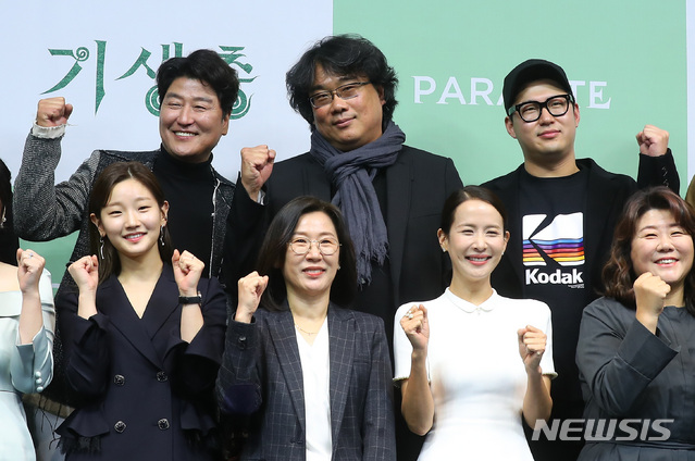 [서울=뉴시스]전신 기자 = 19일 서울 중구 웨스틴조선호텔에서 열린 영화 '기생충' 기자회견에서 봉준호 감독 및 출연 배우, 제작진이 포즈를 취하고 있다. 2020.02.19. photo1006@newsis.com